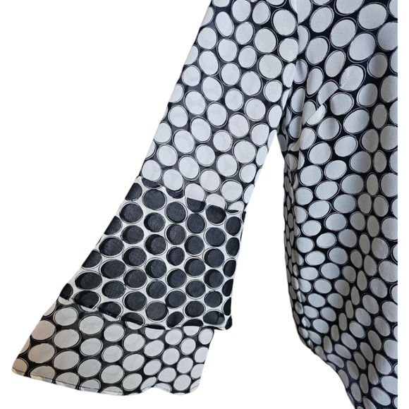 Calvin Klein tiered bell sleeve blouse. Small - Picture 4 of 6